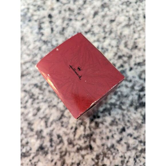 Vintage Hallmark Keepsake Ornament 1996 A Mom Is A Special Gift Penguin - Picture 2 of 3